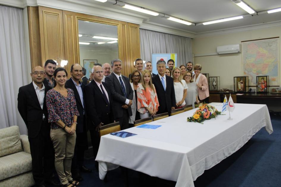 Participantes del acto de donación