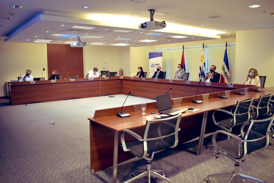 Mesa de participantes por Uruguay