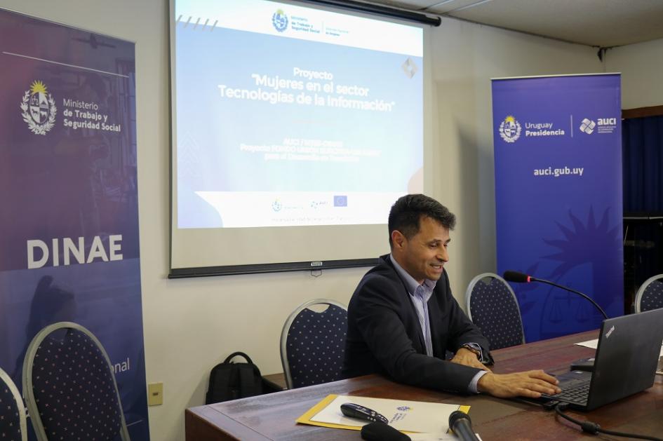 Lanzamiento en Salto del proyecto Mujeres en el sector de las tecnologías de la información Lanzamiento en Salto del proyecto Mujeres en el sector de las tecnologías de la información