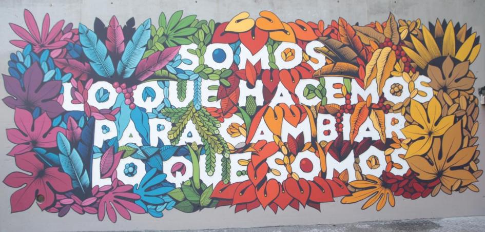 Mural con la frase “Somos lo que hacemos para cambiar lo que somos”
