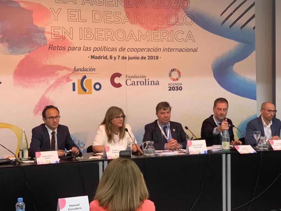 Andrea Vignolo en mesa América Latina en transición y la transformación de la cooperación internacional Andrea Vignolo en mesa América Latina en transición y la transformación de la cooperación internacional