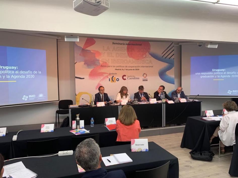 Andrea Vignolo en mesa América Latina en transición y la transformación de la cooperación internacional Andrea Vignolo en mesa América Latina en transición y la transformación de la cooperación internacional