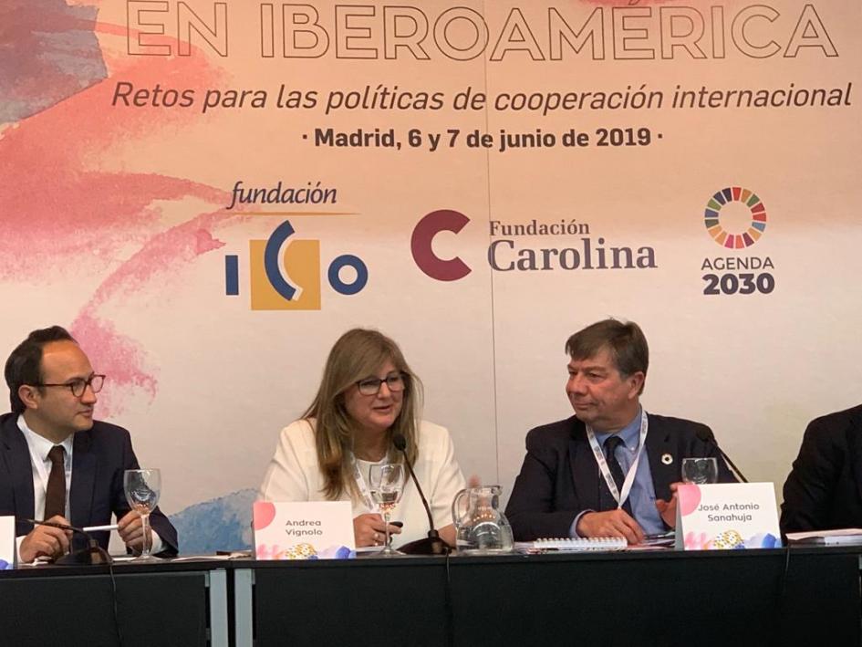 Andrea Vignolo en mesa América Latina en transición y la transformación de la cooperación internacional