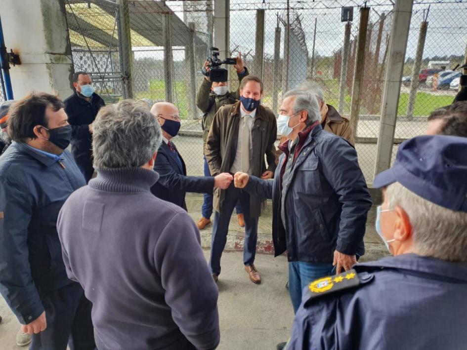 Saludo entre el director Berro y el ministro Larrañaga