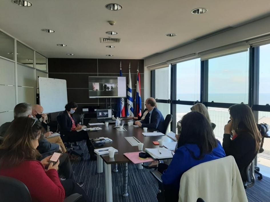 Con el fin de trabajar en las prioridades de cooperación entre Uruguay la Unión Europea en materia de medio ambiente y cambio climático, el jueves 15 de octubre se realizó un encuentro de trabajo en el que participaron representantes de los Ministerios de Ambiente y de Ganadería, Agricultura y Pesca; representantes de la Delegación de la Unión Europea en Uruguay (DUE) y de la Agencia Uruguaya de Cooperación Internacional (AUCI). Con el fin de trabajar en las prioridades de cooperación entre Uruguay la Unión Europea en materia de medio ambiente y cambio climático, el jueves 15 de octubre se realizó un encuentro de trabajo en el que participaron representantes de los Ministerios de Ambiente y de Ganadería, Agricultura y Pesca; representantes de la Delegación de la Unión Europea en Uruguay (DUE) y de la Agencia Uruguaya de Cooperación Internacional (AUCI).
