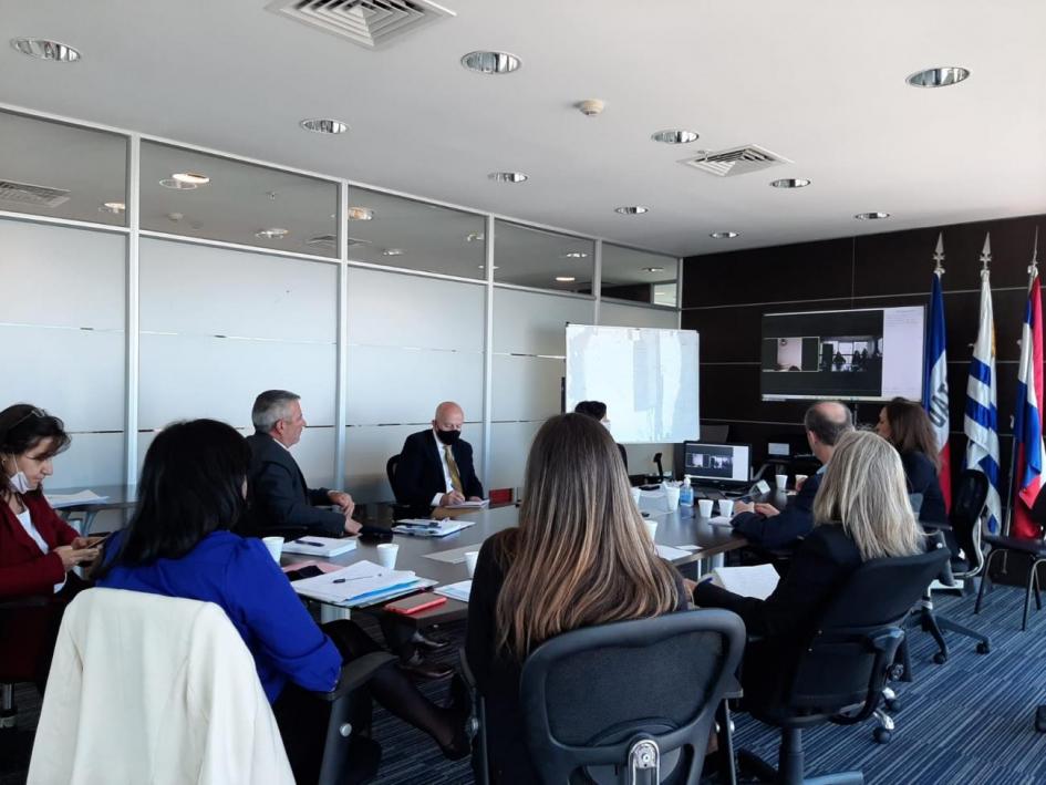 Con el fin de trabajar en las prioridades de cooperación entre Uruguay la Unión Europea en materia de medio ambiente y cambio climático, el jueves 15 de octubre se realizó un encuentro de trabajo en el que participaron representantes de los Ministerios de Ambiente y de Ganadería, Agricultura y Pesca; representantes de la Delegación de la Unión Europea en Uruguay (DUE) y de la Agencia Uruguaya de Cooperación Internacional (AUCI). Reunión de trabajo sobre medio ambiente y cambio climático