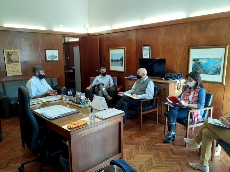 Reunión el intendente de Soriano, Guillermo Besozzi, el prosecretario Gonzalo Castillo y la directo