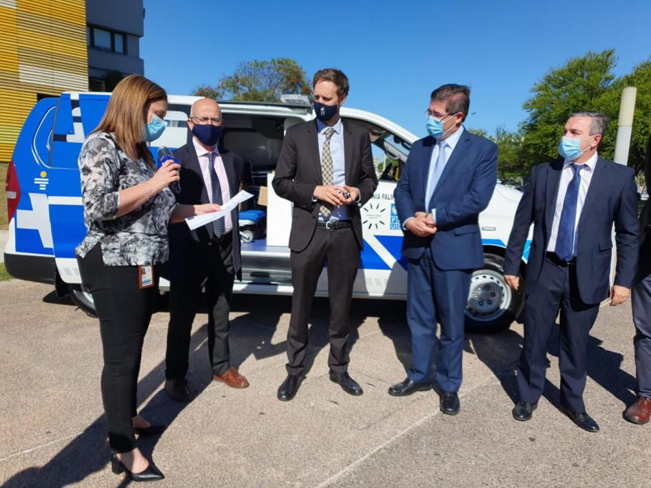 Autoridades en acto de entrega de ambulancia Autoridades en acto de entrega de ambulancia