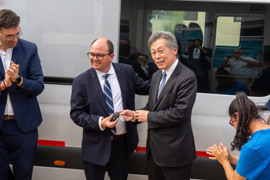 Entrega de vehículo en el Centro de Rehabilitación Sakura