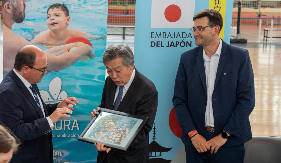 Entrega de vehículo en el Centro de Rehabilitación Sakura