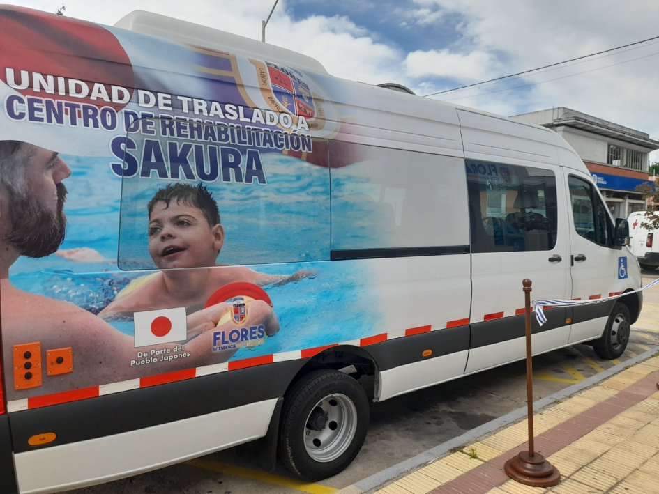 Entrega de vehículo en el Centro de Rehabilitación Sakura