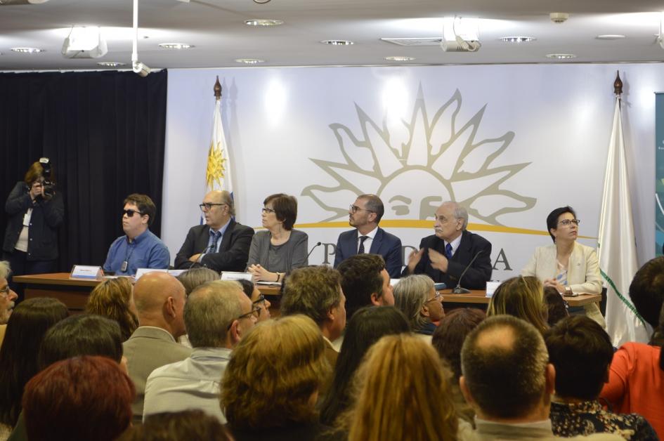 mesa de apertura con las autoridades Roballo, Carambula, representas del ministerio de salud publica, onu y sociedad civil