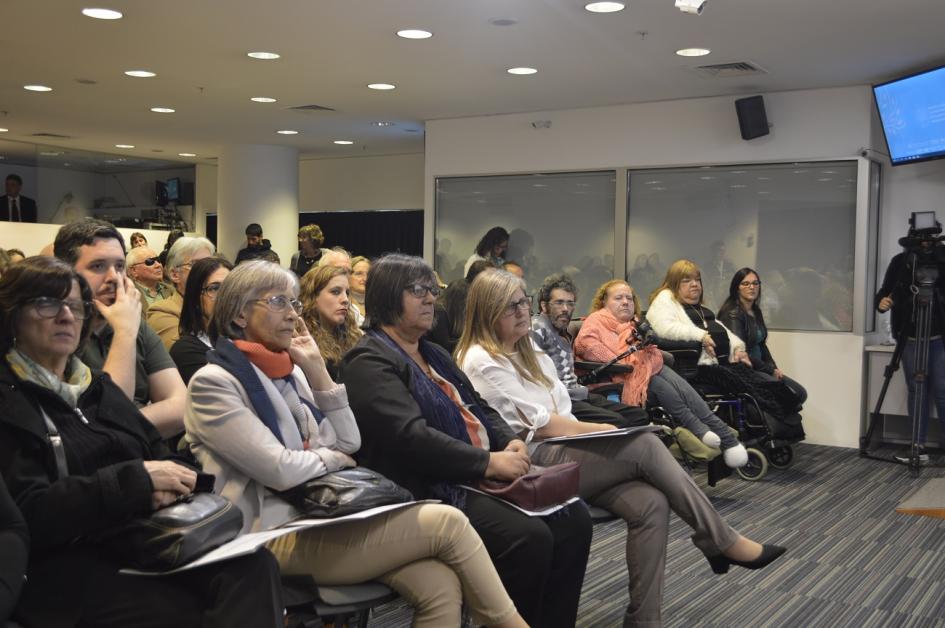 primera filas en el auditoria donde se encuentra Andrea Vignolo directora de AUCI