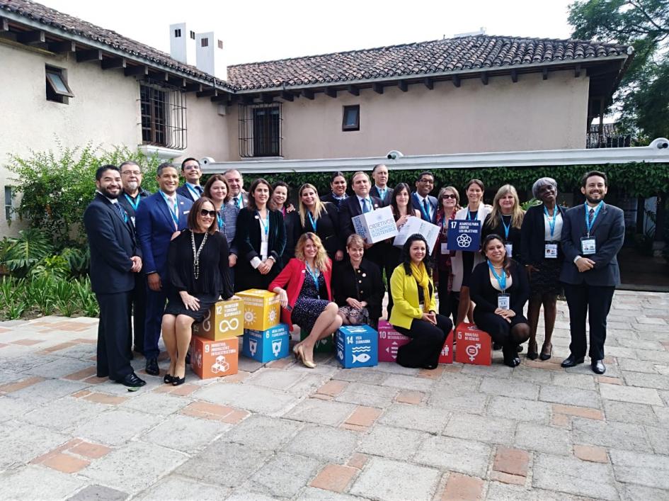 foto en donde estan presentes todos los directores de las agencias de cooperación de América Latina