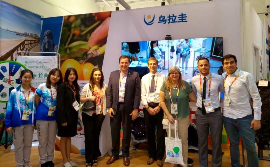 Andrea Vignolo junto a Fernando Lugris embajador de Uruguay en China en la Expo Beijing Andrea Vignolo junto a Fernando Lugris embajador de Uruguay en China en la Expo Beijing