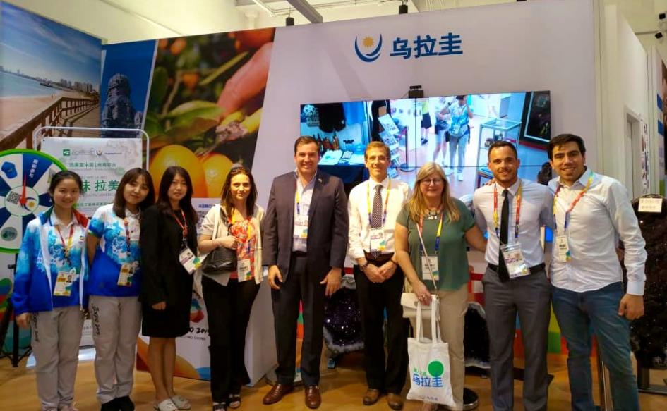 Andrea Vignolo junto a Fernando Lugris embajador de Uruguay en China en la Expo Beijing