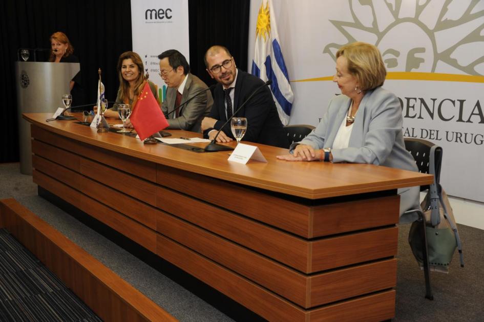 Participantes de la mesa Adriana Peña, Wang Gang, Juan Andrés Roballo y María Julia Muñoz