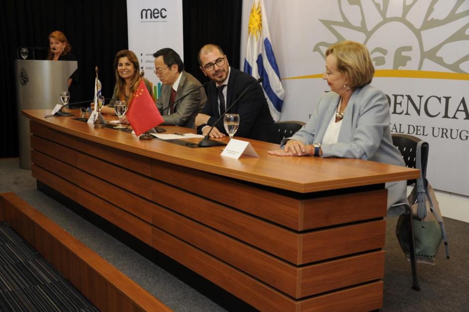  Adriana Peña, Wang Gang, Juan Andrés Roballo y María Julia Muñoz