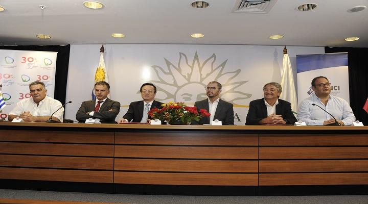 Mesa de autoridades presentes mesa integrada por el prosecretario de la república juan andres roballo, el enbajador de la república popular china, wang gang, e intedentes de canelones durazno y paysandú junto al secretario de deportes fernando caceres