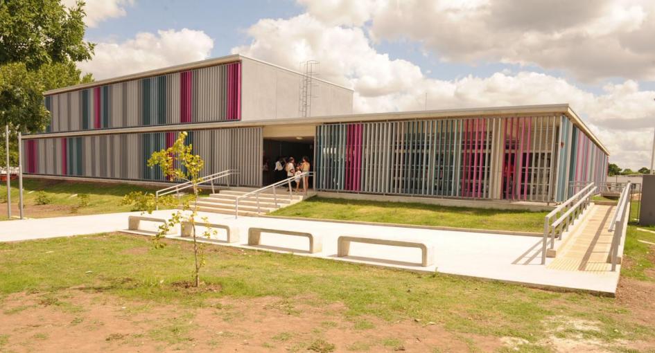 Fachada de la escuela en Casavalle