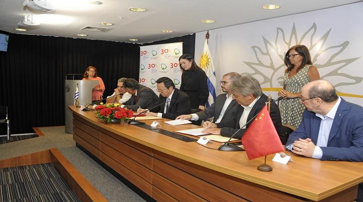 Momento de la firmas de la autoriadades mesa integrada por el prosecretario de la república juan andres roballo, el enbajador de la república popular china, wang gang juntos al secretario de deportes fernando Cáceres firmando el acuerdo de cooperación