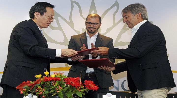 Embajador de la República Popular de China, Wang Gang, Fernando Cáceres, Secretario de Deporte y el prosecretario de la República y presidente de AUCI, Juan Andrés Roballo momentos de la firma del acuerdo entre el embajador de china y el secretario de deportes