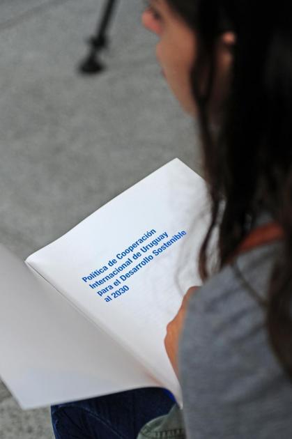 Participante leyendo el documento Participante leyendo el documento