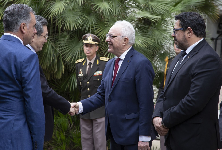 Vice primer ministro de China saluda a Mario Lubetkin y a Alejandro Sánchez