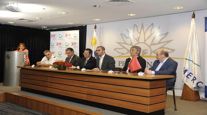 Mesa de autoridades mesa integrada por el prosecretario de la república juan andres roballo, el enbajador de la república popular china, wang gang juntos al secretario de deportes fernando Cáceres firmando el acuerdo de cooperación