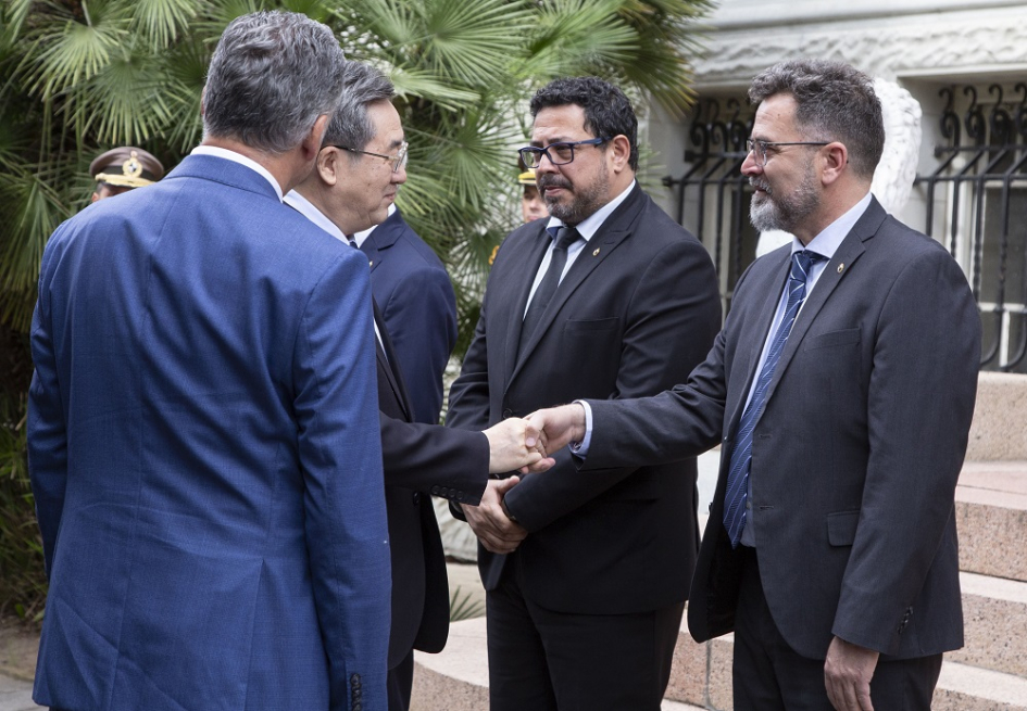 Vice primer ministro de China, Ding Xuexiang, saluda a Matías Carámbula