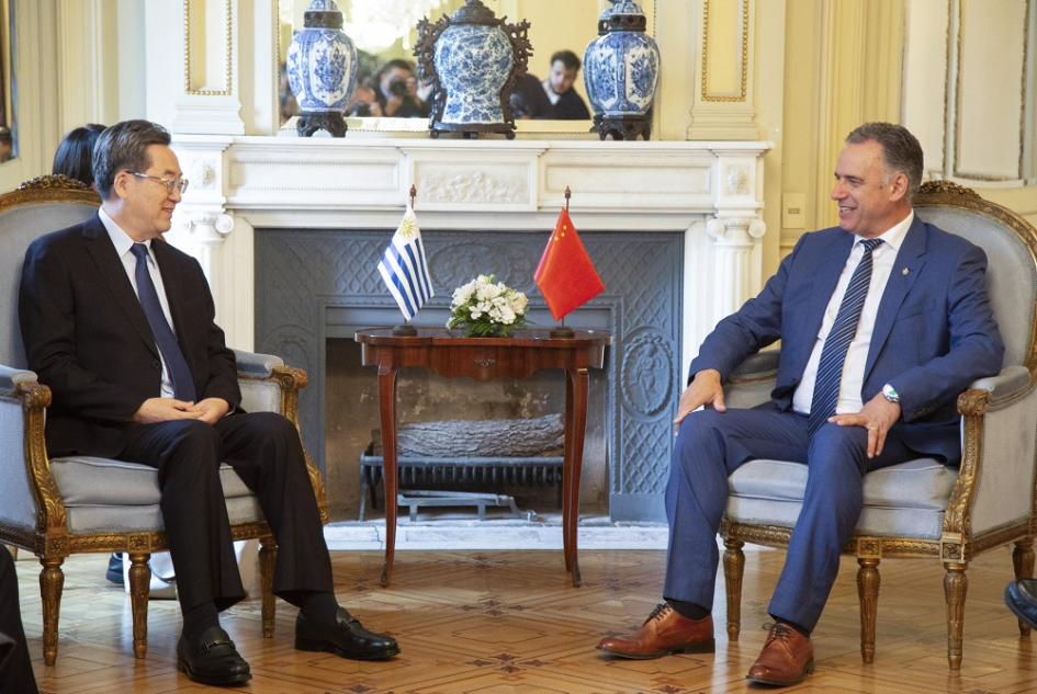 El presidente Orsi junto al vice primer ministro, Ding Xuexigang