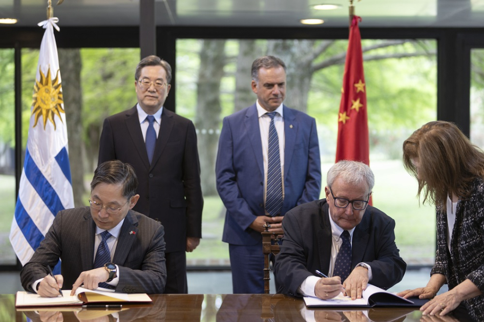 Director nacional de Aduanas, Joaquín Serra y embajador de China en Uruguay, Huang Yazhong