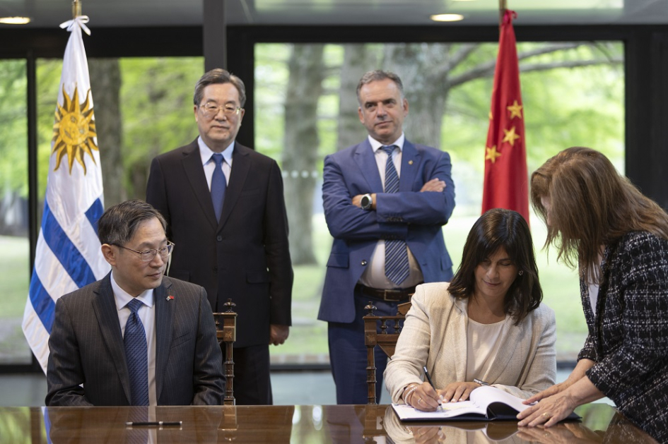Directora ejecutiva de Uruguay XXI, Mariana Ferreira y embajador de China en Uruguay, Huang Yazhong