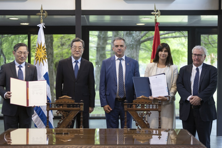 Firma de acuerdo entre la República Popular China, Aduanas y Uruguay XXI