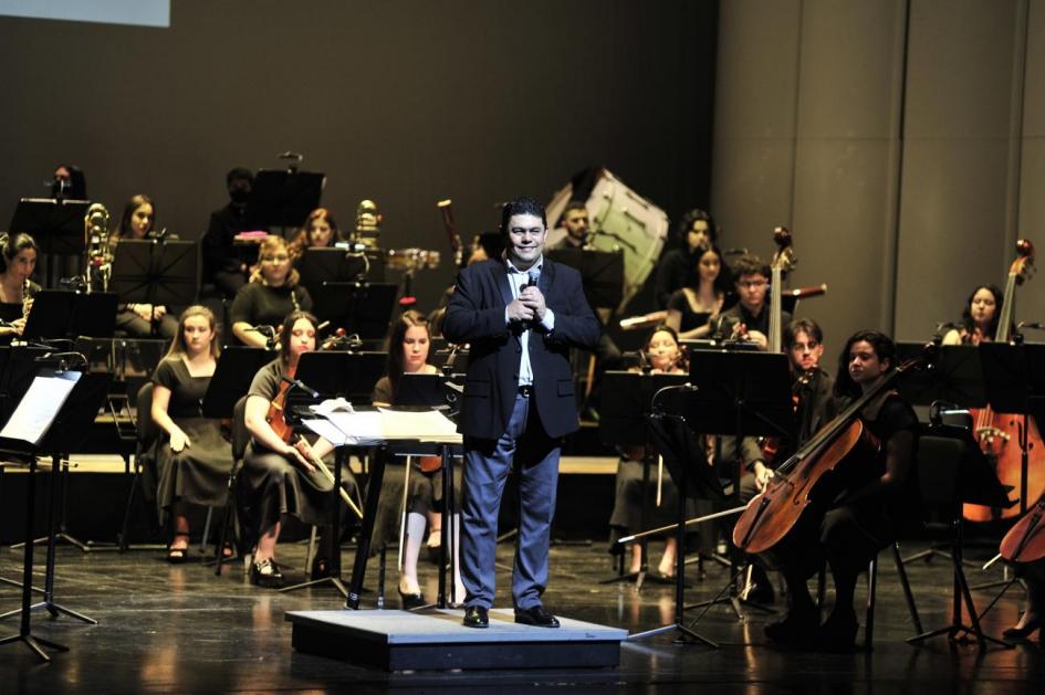 Ariel Britos, maestro de la orquesta juvenil del Sodre