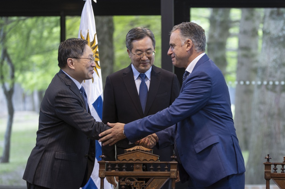 Saludo entre embajador de China en Uruguay, Huang Yazhong y Presidente Yamandú Orsi
