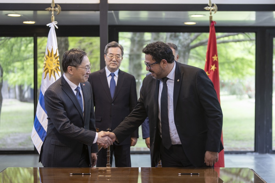 Firma de acuerdo de cooperación económica entre Alejandro Sánchez y Huang Yazhong