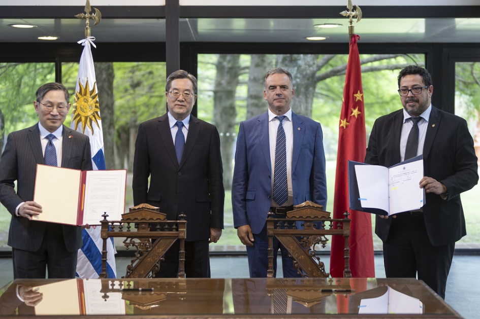 Autoridades de China y Uruguay tras la firma del acuerdo de cooperación económica
