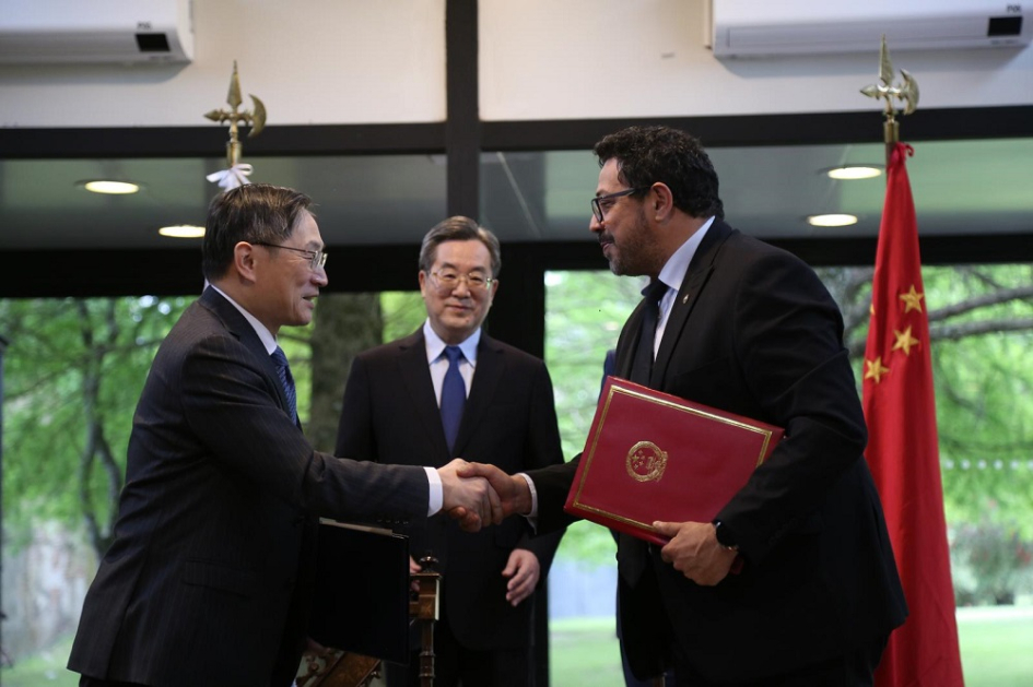 Saludo entre Sánchez y embajador de China en Uruguay, Huang Yazhong