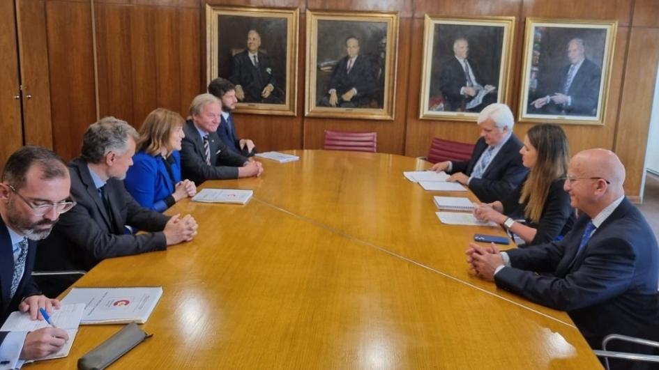 Reunión entre autoridades de España y de Uruguay en la Cancillería. Reunión entre autoridades de España y de Uruguay en la Cancillería.
