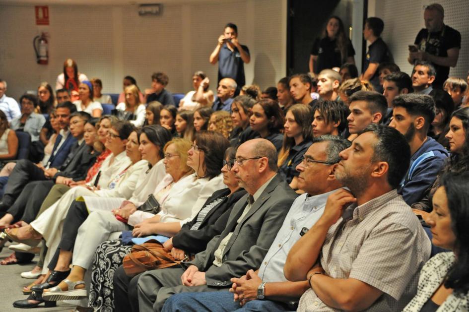 salón de actos de presidencia con los deportistas que van de viaje