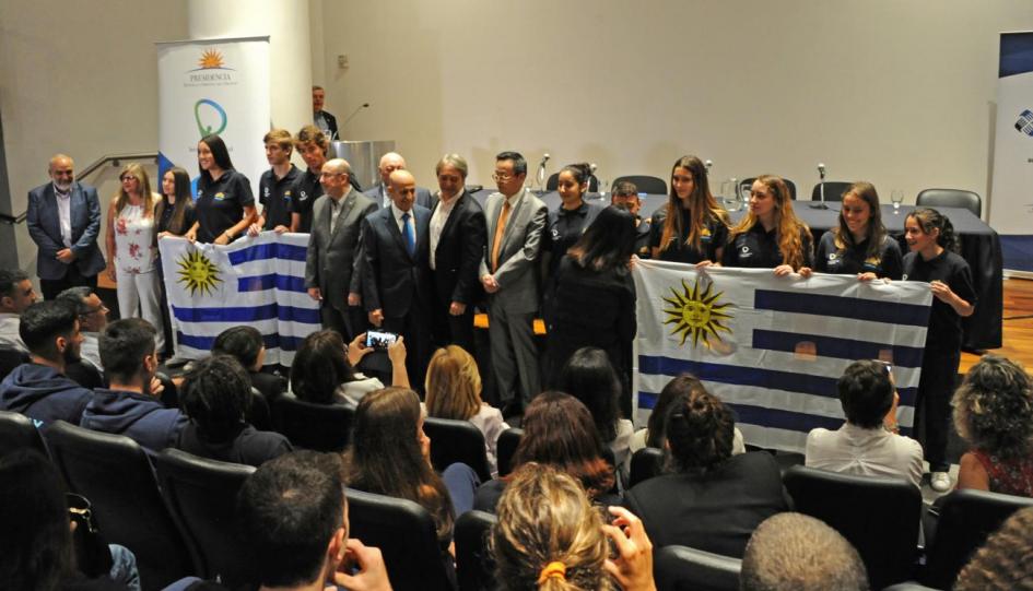 Entrega del pabellón Nacional a los representantes de las diferentes disciplinas deportivas deportitas uruguayos recibiendo el pabellón nacional