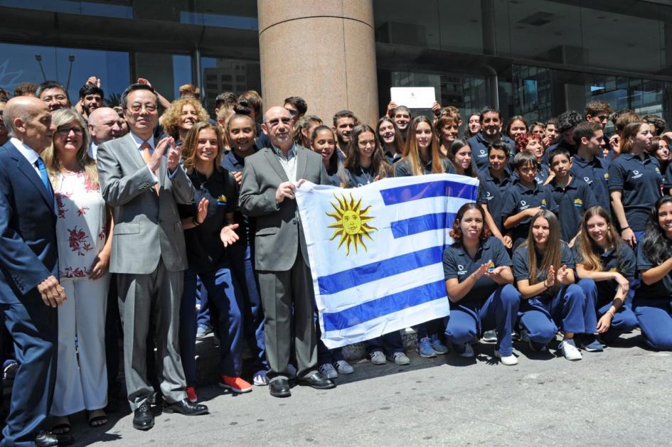 foto afuera de la torre ejecutiva donde estan autoridades de auci, embajador de china entre otros y los deportistas que van a CHina