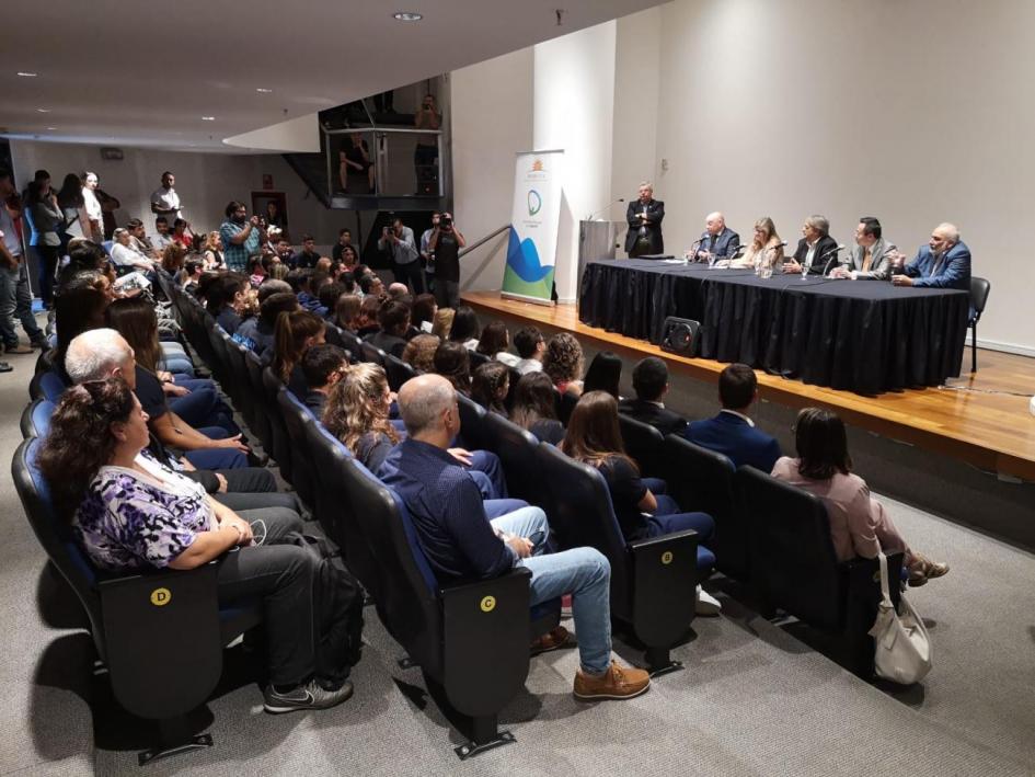 salón de actos de presidencia con los deportistas que van de viaje