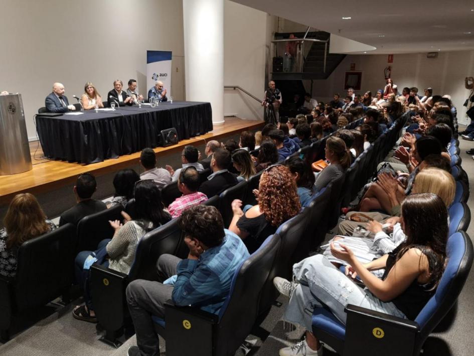 Salón de actos salón de actos de presidencia con los deportistas que van de viaje