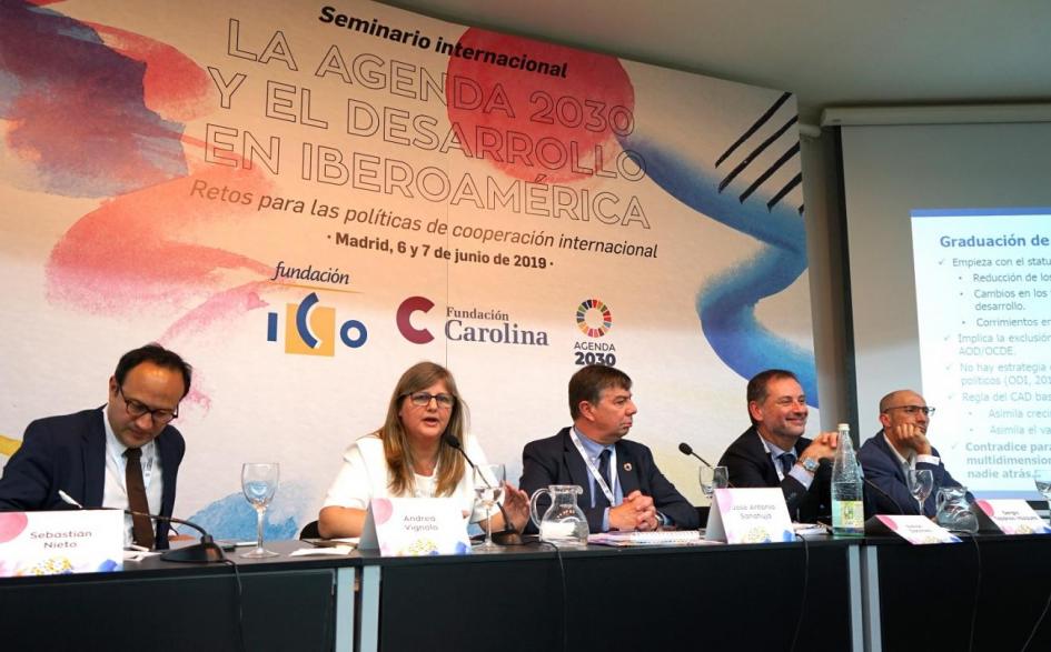 Andrea Vignolo participando del seminario en Fundación Carolina