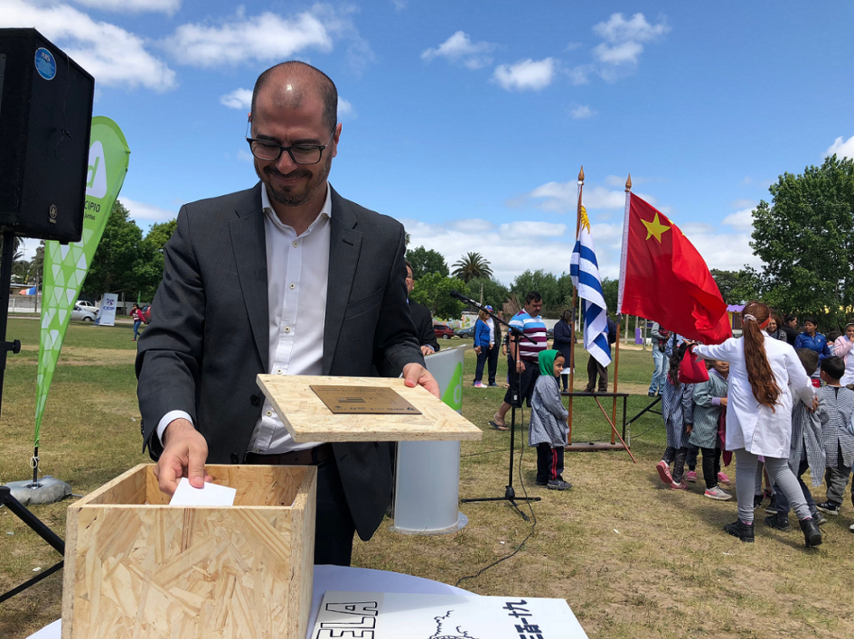 prosecretario de la república Juan Andres Roballo junto a la capsula del tiempo