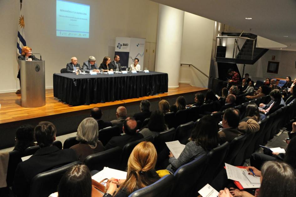 Iberoamérica y la Agenda 2030 prosecretario de Presidencia y presidente de AUCI, Juan Andrés Roballo, la titular de la Secretaría General Iberoamericana, Rebeca Grynspan, el canciller (I), Ariel Bergamino, la coordinadora de Naciones Unidas en Uruguay, Mireia Villar y el encargado de negocios de la Embajada de España, Ignacio Aguirre.