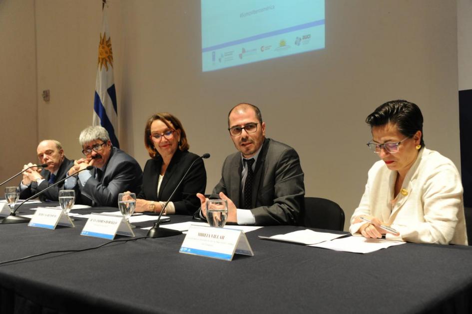 prosecretario de Presidencia y presidente de AUCI, Juan Andrés Roballo, la titular de la Secretaría General Iberoamericana, Rebeca Grynspan, el canciller (I), Ariel Bergamino, la coordinadora de Naciones Unidas en Uruguay, Mireia Villar y el encargado de negocios de la Embajada de España, Ignacio Aguirre.