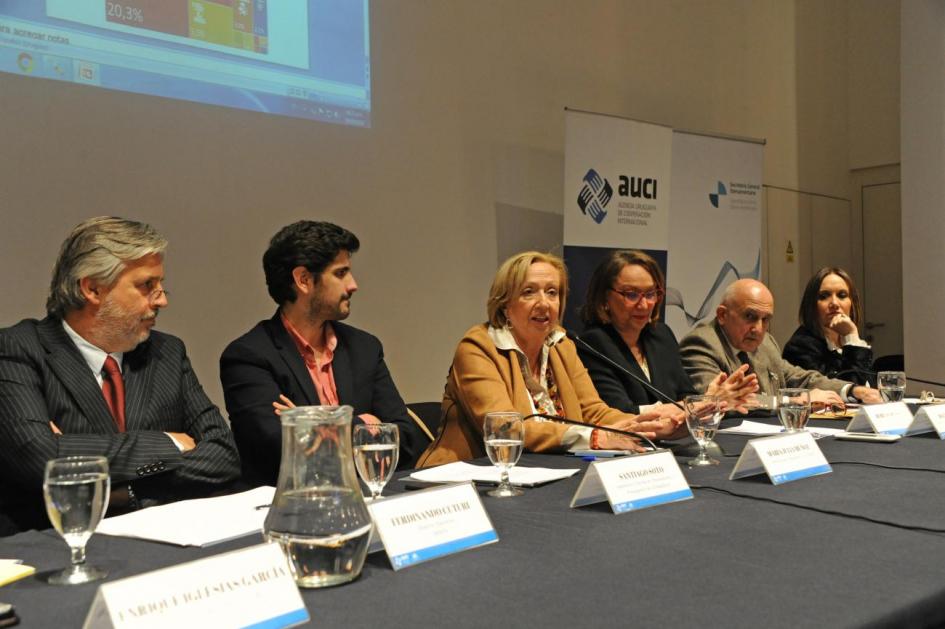 ministra de Educación y Cultura, María Julia Muñoz, el subdirector de la Oficina de Planeamiento y Presupuesto (OPP), Santiago Soto, el rector de la Universidad de la República, Roberto Markarian, la directora de Cooperación de Paraguay, Cynthia Filartiga, el director Ejecutivo de Deres, Ferdinando Cuturi y el ex secretario de la Segib, Enrique Iglesias.